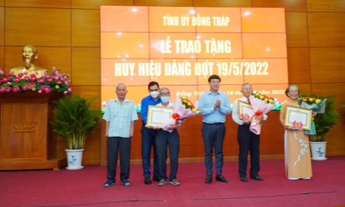 Đồng Tháp tổ chức Lễ trao tặng Huy hiệu Đảng đợt 19-5